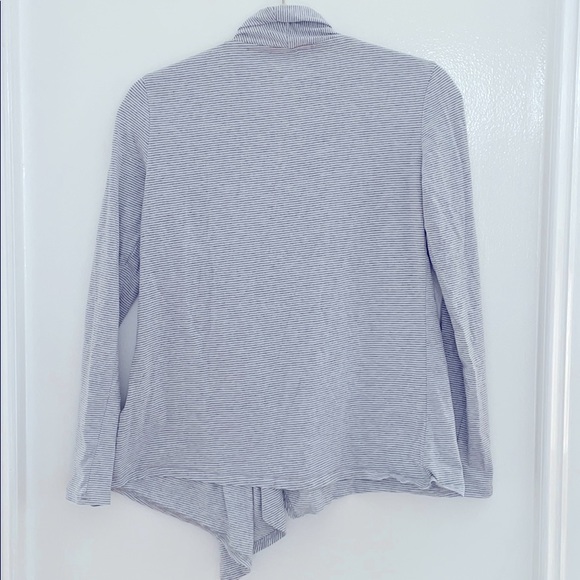 Size: M Royal Standard Stretchy Travel Cardigan - Picture 5 of 5